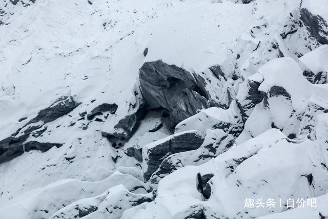 中国唯一的黑色冰川在这里，每年都会雪崩，场面十分壮观！