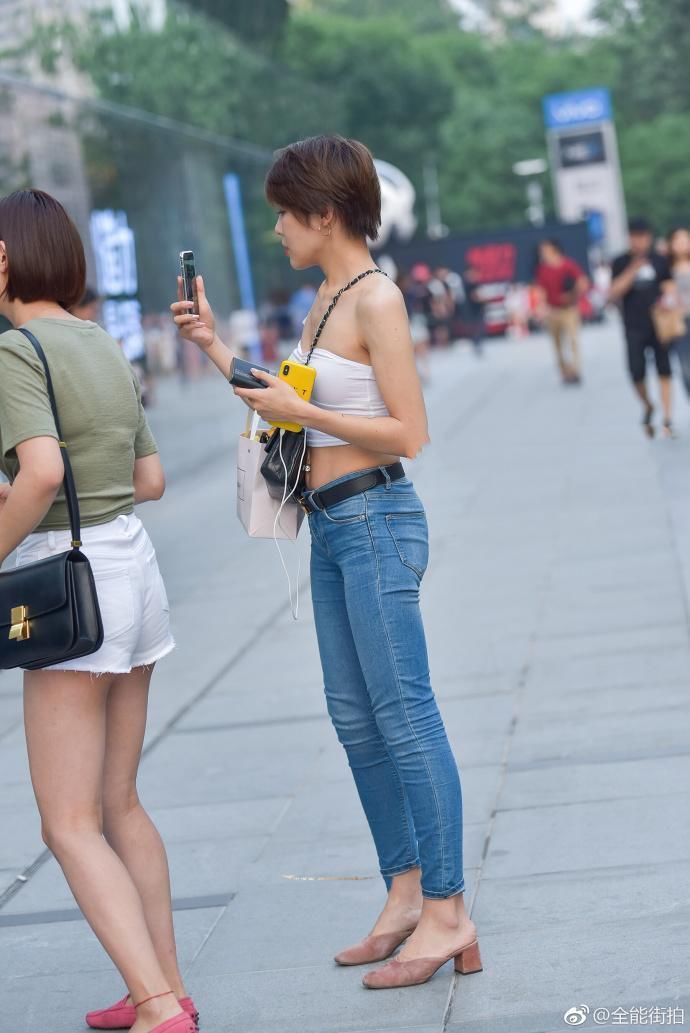 路人街拍:性感裹胸紧身牛仔裤,短发美女