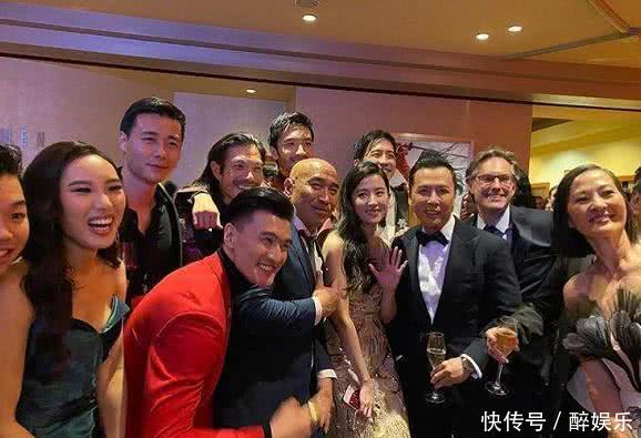 『手环』甄子丹一家四口全副武装现身返港,被戴追踪手环接受强制隔离