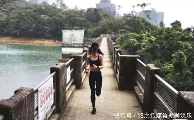 #刘銮雄#43岁吕丽君近照曝光,身材远胜甘比,曾距刘銮雄“正宫”一步之遥