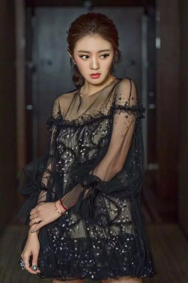 安以轩出席颁奖典礼，黑色半透视蕾丝裙秀出性感美腿