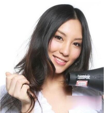 用排骨梳吹波浪卷发教程图解，找准角度很重要!