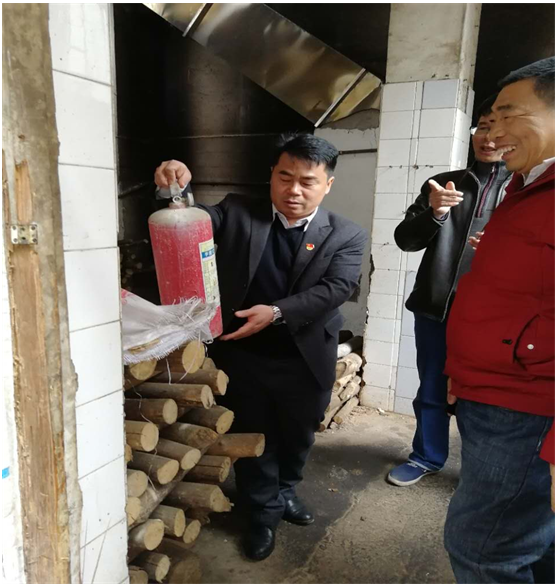 县教育局长石志强带队检查学校安全工作