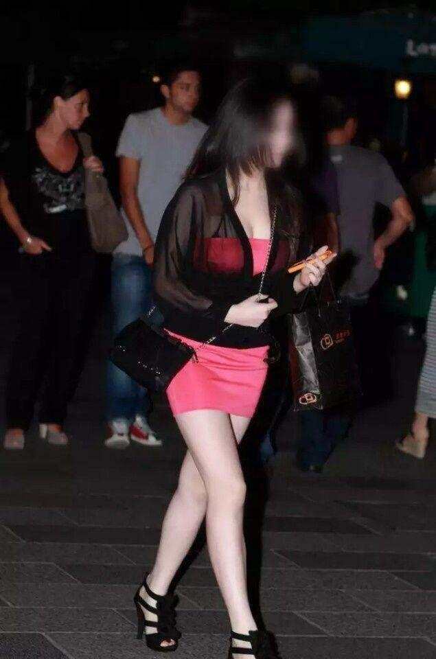 街拍: 短裙的丰腴辣妈, 皮肤真白啊