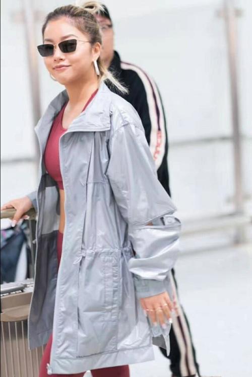 王菊机场终于不穿短靴了，小白鞋配运动装，反而更有国际范了！