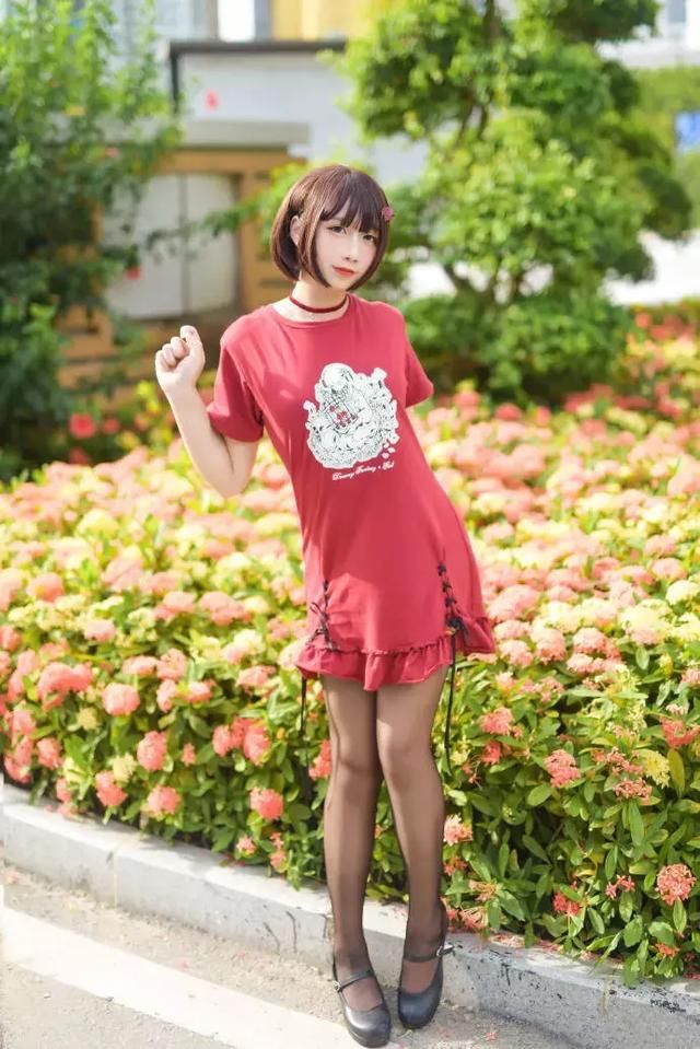 次元少女cos黑丝红色连衣裙，就喜欢这样慵懒的萌萌