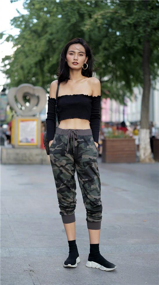 小姐姐上身显瘦又迷人，小蛮腰立显，整体呈现高雅大气有韵味！