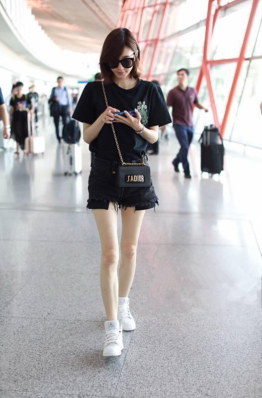 王丽坤真敢穿,短裤居然比上衣还短,把女人味衬得更加明显了