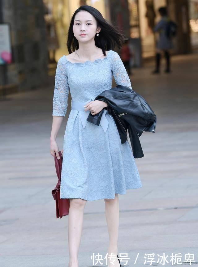 蓝色■街拍:小姐姐搭配蓝色的蕾丝连衣裙,显浪漫的情怀,尽展曼妙身姿