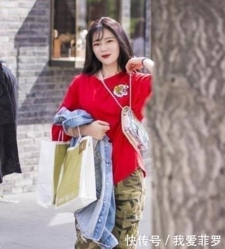  红色|街拍：美女身穿红色的连衣裙，白色的外搭，时尚靓丽有活力