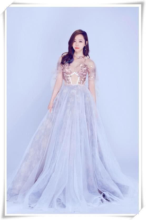 张靓颖太大胆了，裙子叉都快开到腰了，网友：为显腿长豁出去了！