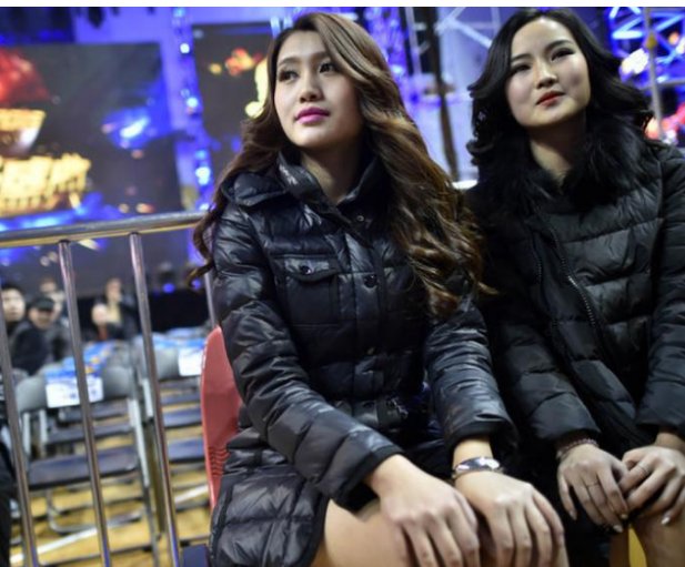 揭秘搏击场举牌女孩:月薪过万却常被揩油，工作艰辛