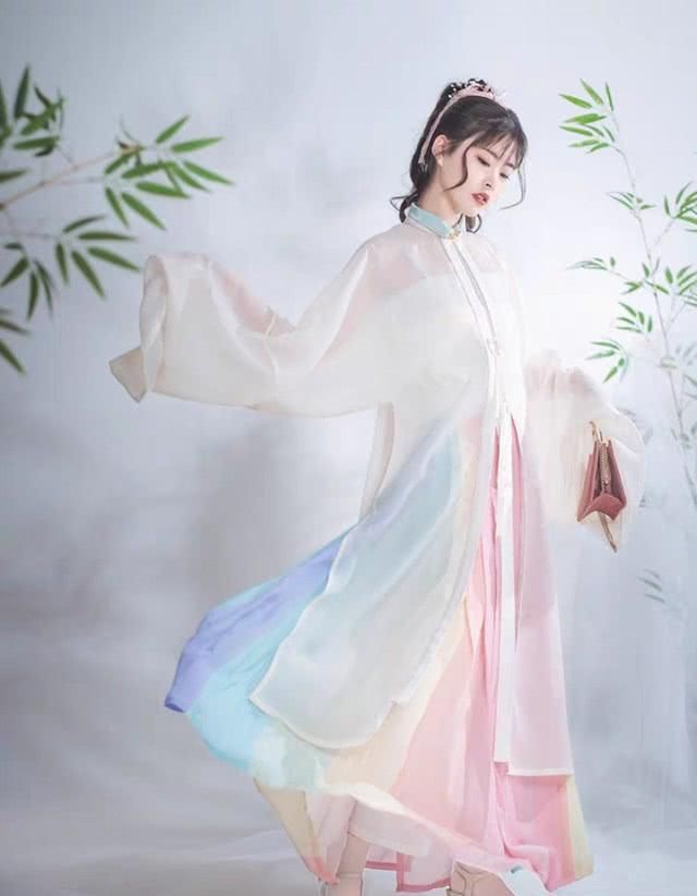  「简直」谁说彩虹色“烂大街”？这几款汉服下裙配色简直了，太惹眼了