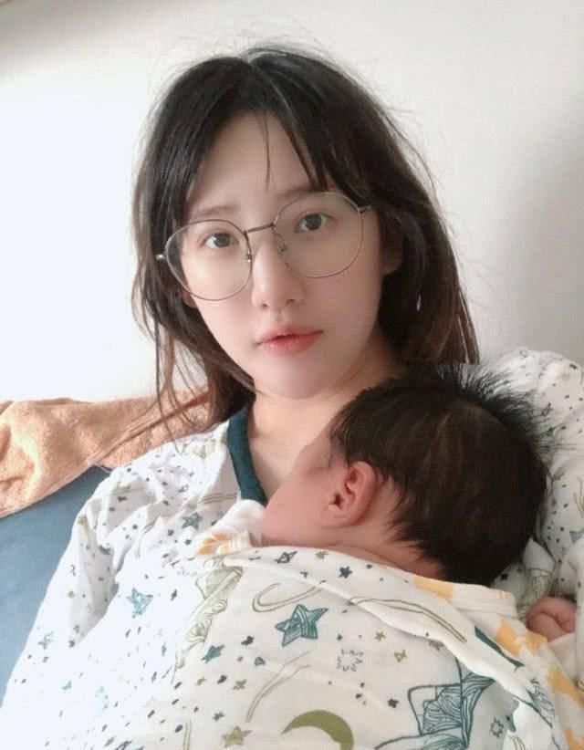 生下儿子：马剑越生子四个月后掉头发严重，头顶头发掉没，空气刘海变蒸气刘海儿