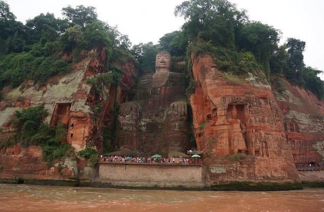 中国有两座很霸气的雕像，在国内非常著名，不少游客慕名而来