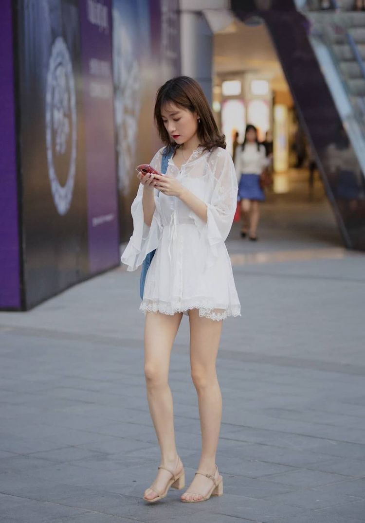 『美女』街拍:短发美女身穿套装,凉爽而轻盈,散发着女性温柔的一面