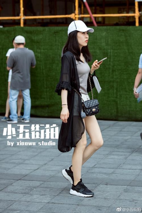 路人街拍：超自信的两位小姐姐，两条短裤秀出完美身材，特别耀眼