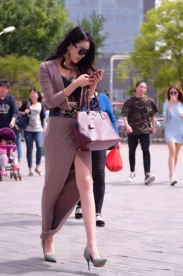 【 完善】突显出完善的风韵，高跟鞋搭配紧裤