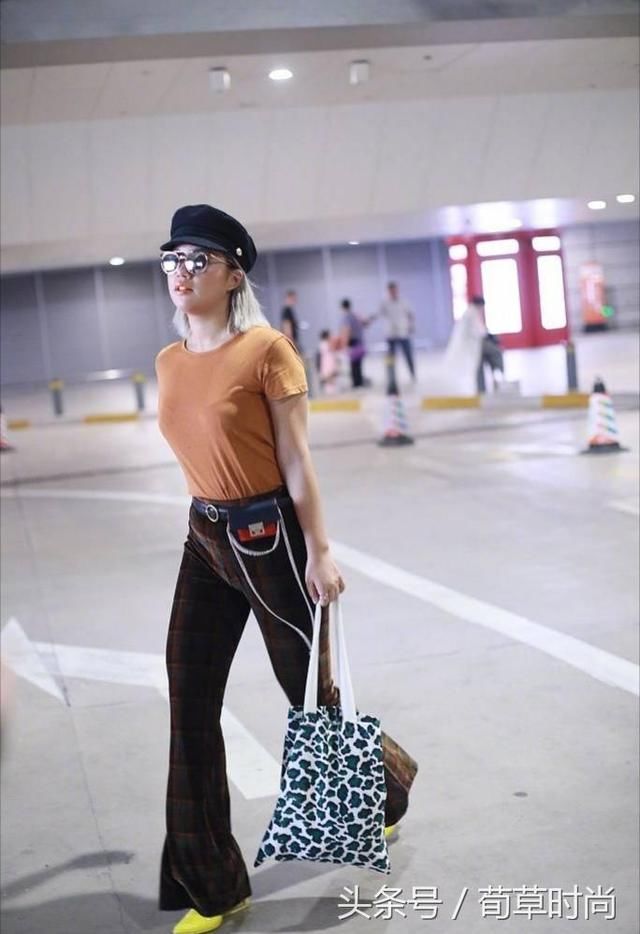 王菊首次登纽约时装秀，化淡妆很尴尬！终于见识“真面目”