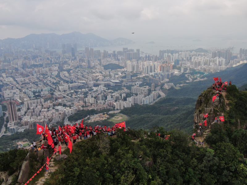 泪目！五星红旗在狮子山顶迎风飘扬