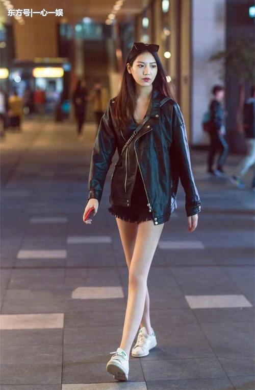 街拍：丰腴性感时尚的小姐姐，清新帅气造型很好看！