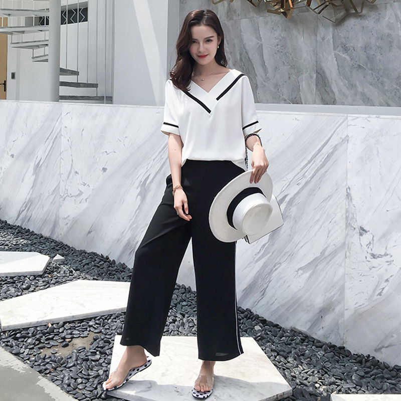 小姨已经40岁，穿了棉麻短裤套装+小白鞋，美的让人移不开眼