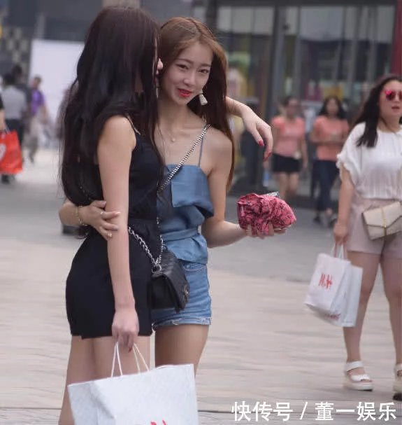 姿色绝佳吊带小美女，闺蜜丰满的身材把她秒杀，皮肤白身材好两位