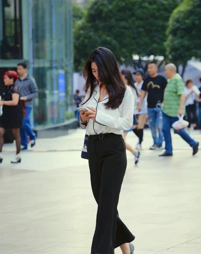  [两姐妹]街拍:小姐姐戴一顶白色的帽子,手捧鲜花,真是人比花娇