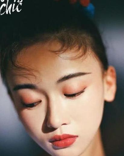 魏璎珞被批太丑？您只是没看过吴谨言这几张照片，甩网红脸几条街
