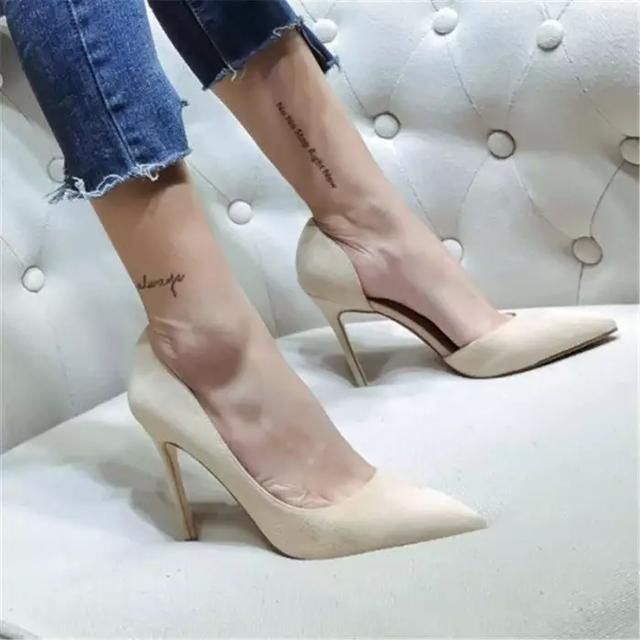 尖头的鞋型能修饰腿部线条更显纤细
