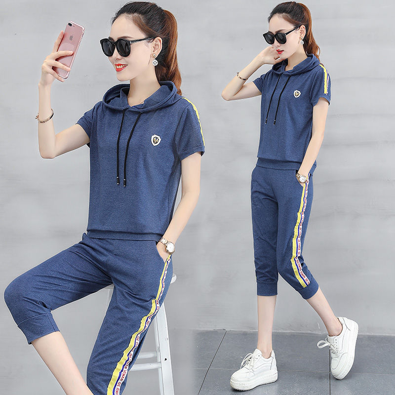 女人运动服要修身，傲人身姿，曲线撩人，彰显魔鬼身材，显气质