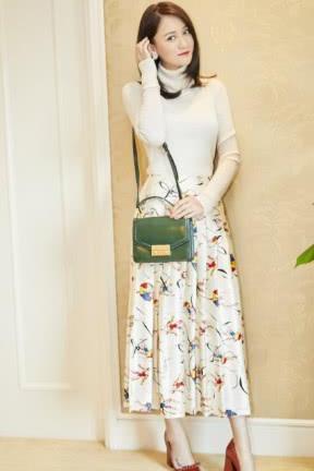 39岁陈乔恩真厉害！大妈印花连衣裙穿出飘逸感，网友：有颜任性