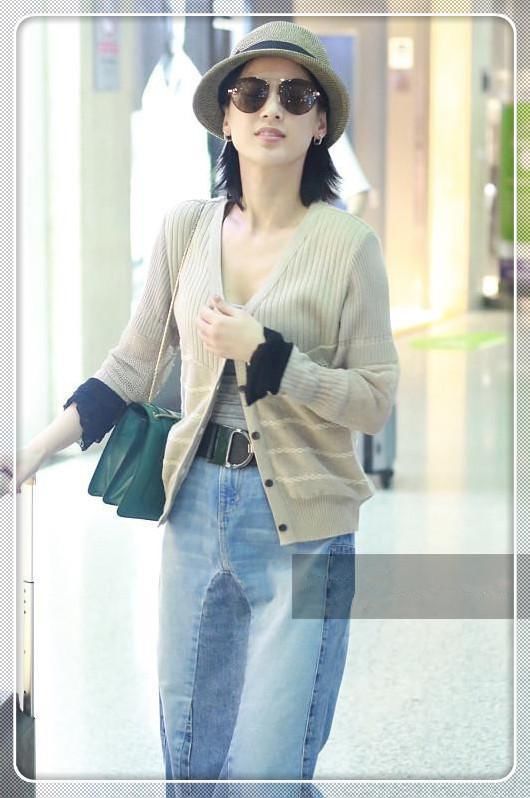 看了黄圣依机场照,再看王艳,同是豪门阔太,这差距让我尴尬了!