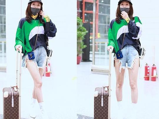 女星穿热裤秀长腿:佟丽娅美成一道风景线,宋茜用力过猛显尴尬