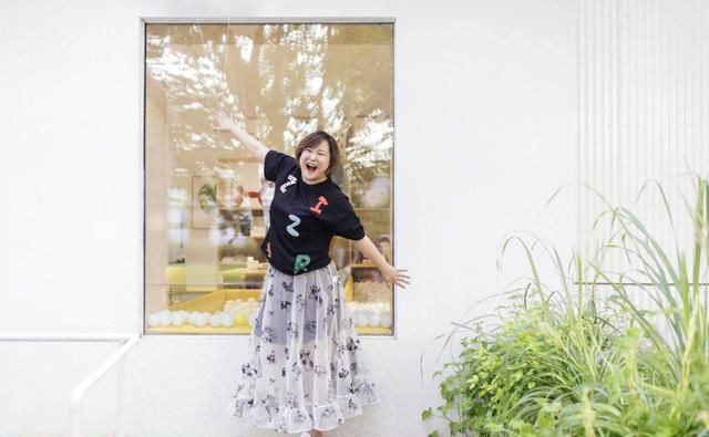 条纹:37岁贾玲真讨喜,穿运动装秀柔韧度惊艳,条纹袜却暴露一颗少女心