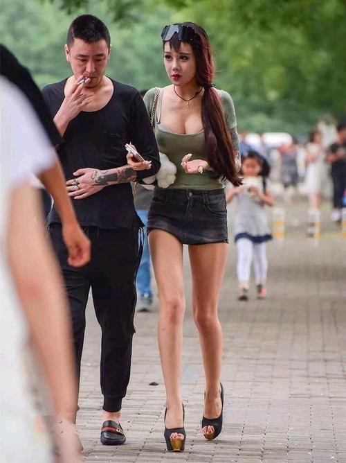 街拍: 天使的脸蛋，魔鬼的身材说的就是她们吧?