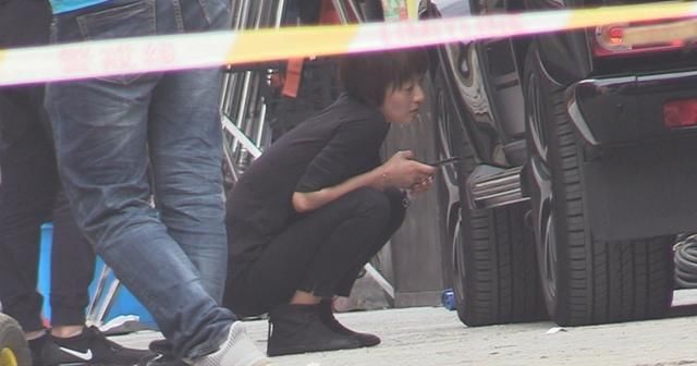 马伊琍探班文章，穿衣朴素接地气，这才是42岁女人该有的样子!