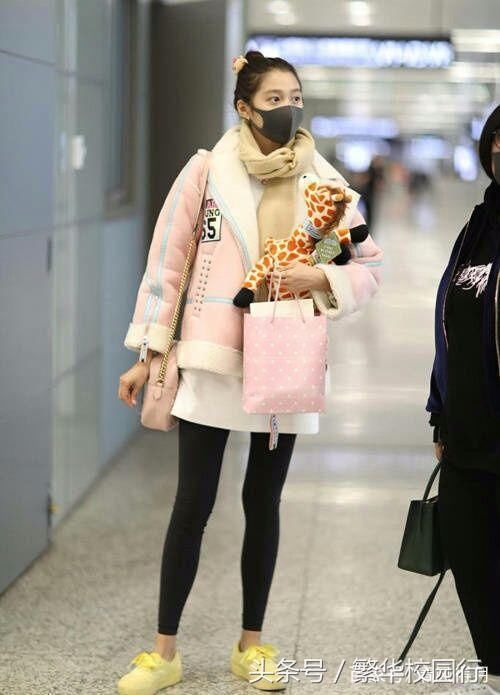 关晓彤最大的优势就是身材比较好，匀称、苗条，还很高腿很长