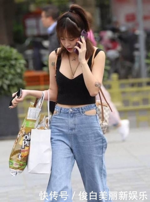  「显得」街拍：美丽苗条的小姐姐，穿搭牛仔裤，尽显时尚魅力！