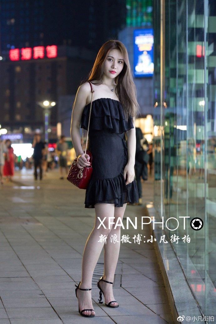 街拍:一字肩长裙可优雅，可清新，穿上它谁还不是小仙女