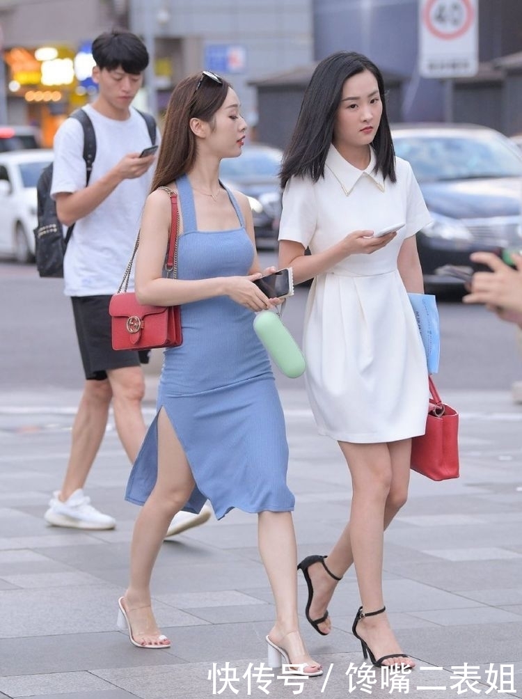 # 开叉#小姐姐的蓝色开叉裙沁人心脾，街拍：蓝色才是夏天最爱的颜色