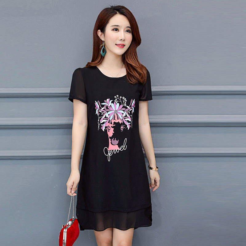 女人爱美不分年龄，中年女人穿这裙，高雅又洋气，特有女人味