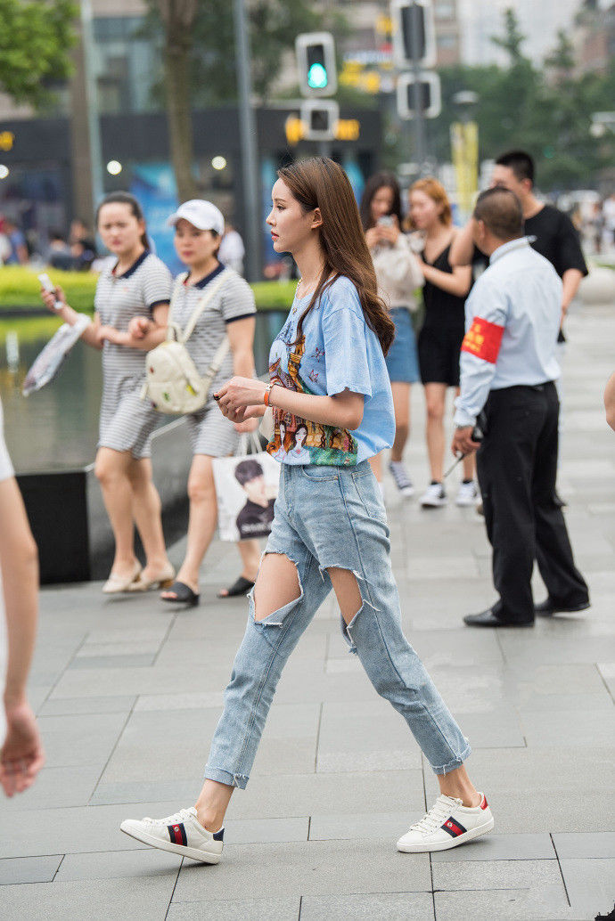 路人街拍：穿吊带裙的小姐姐，肌肤白皙，美好的身材一览无余