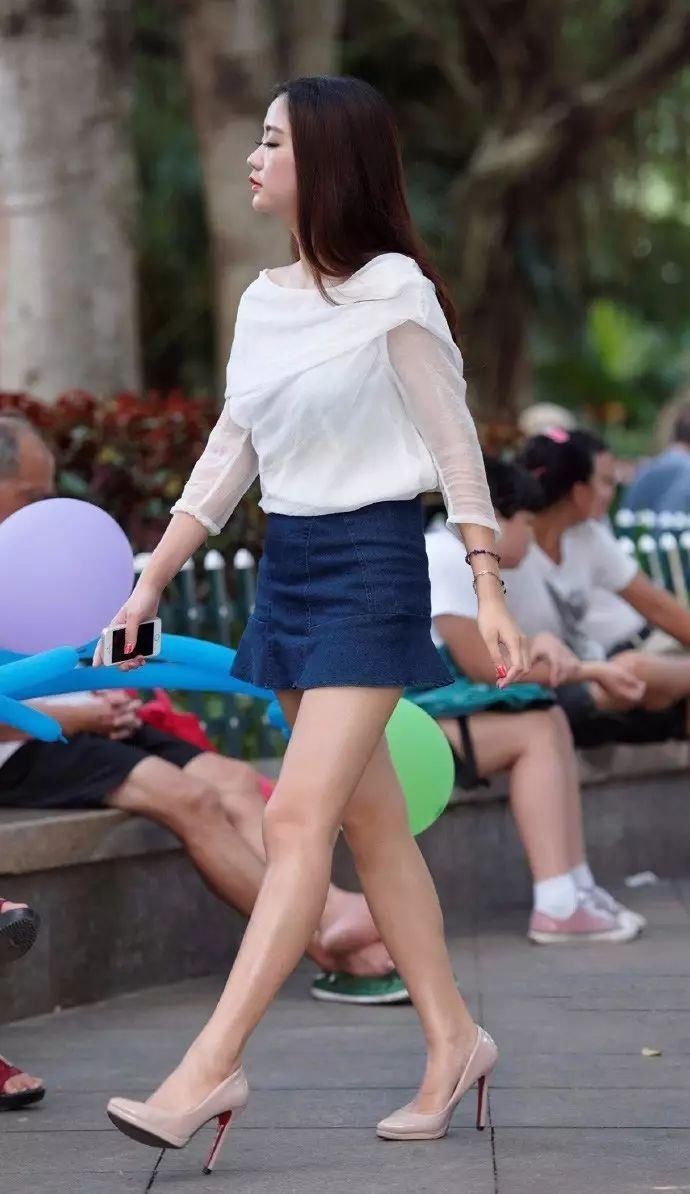 街拍美女小少妇，性感抚媚，大方优雅