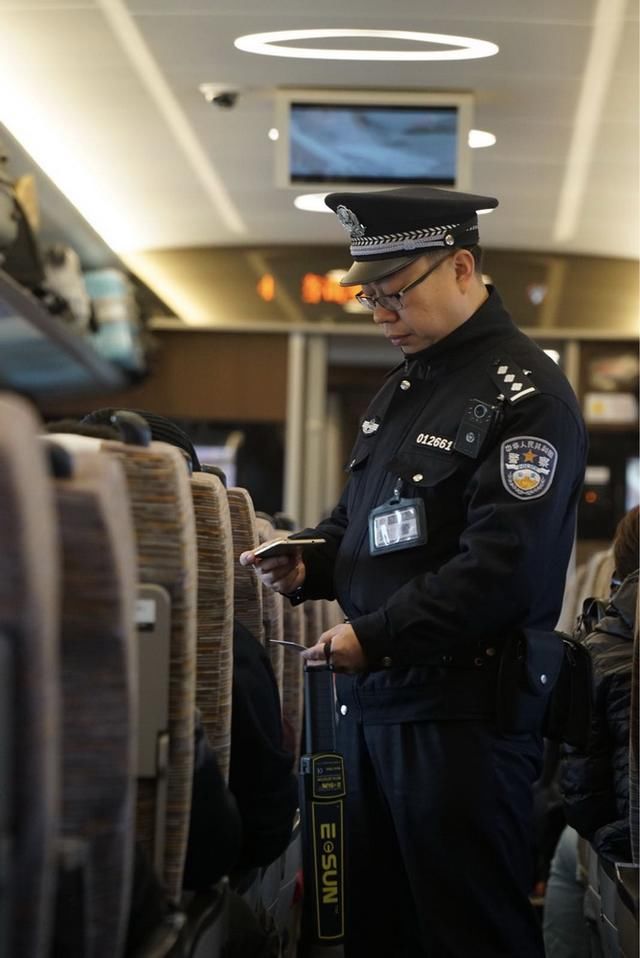 他们400米车厢要往返走三万步，每次出门还带两身警服，为啥？