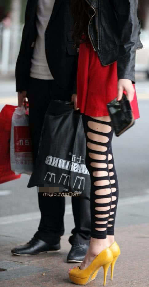 成熟御姐黑色漏洞黑丝袜大显性感好身材，红色的裙子真是不搭