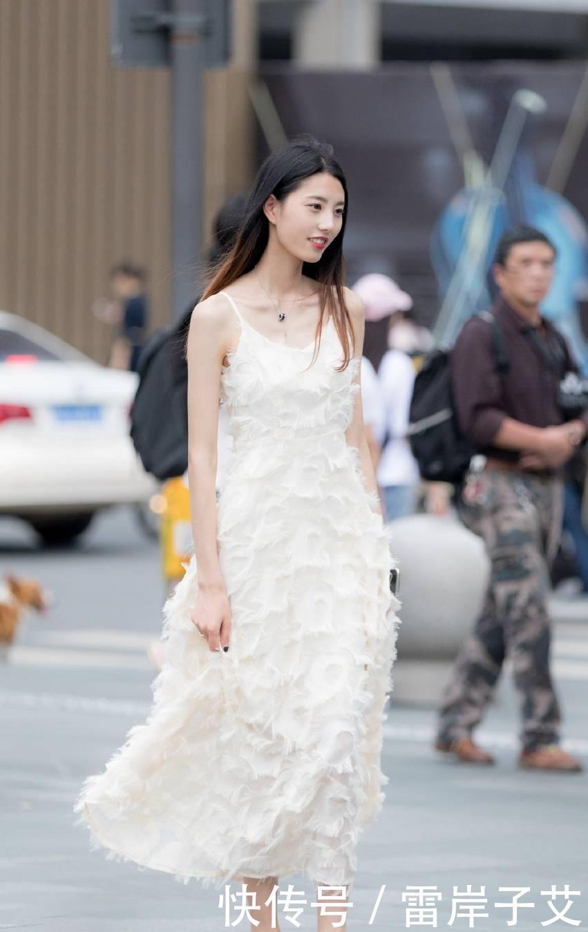 搭配一双|盛夏穿白色连衣裙出街,防晒还能穿出“仙女”气质,一举两得