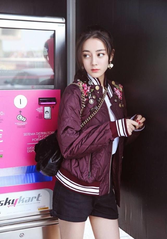 迪丽热巴一组美照：图二俏皮可爱，图三长腿尽显，图五过于性感