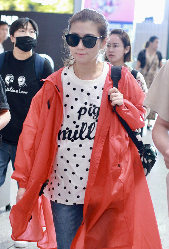 selina素颜现身下巴凹凸不平 无惧近拍甜笑招手状态好超自信