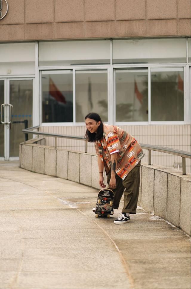 『紧身裤』80%的潮人已经在穿超大的裤子了!而你还在穿「精神小伙」同款紧身裤?